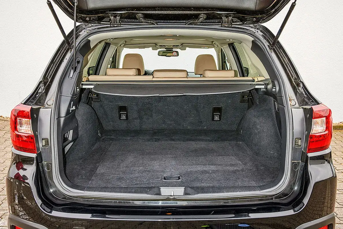 Leerer Kofferraum eines schwarzen Subaru Outback. Mögliche Schwachstellen könnten hier im Detail betrachtet werden.