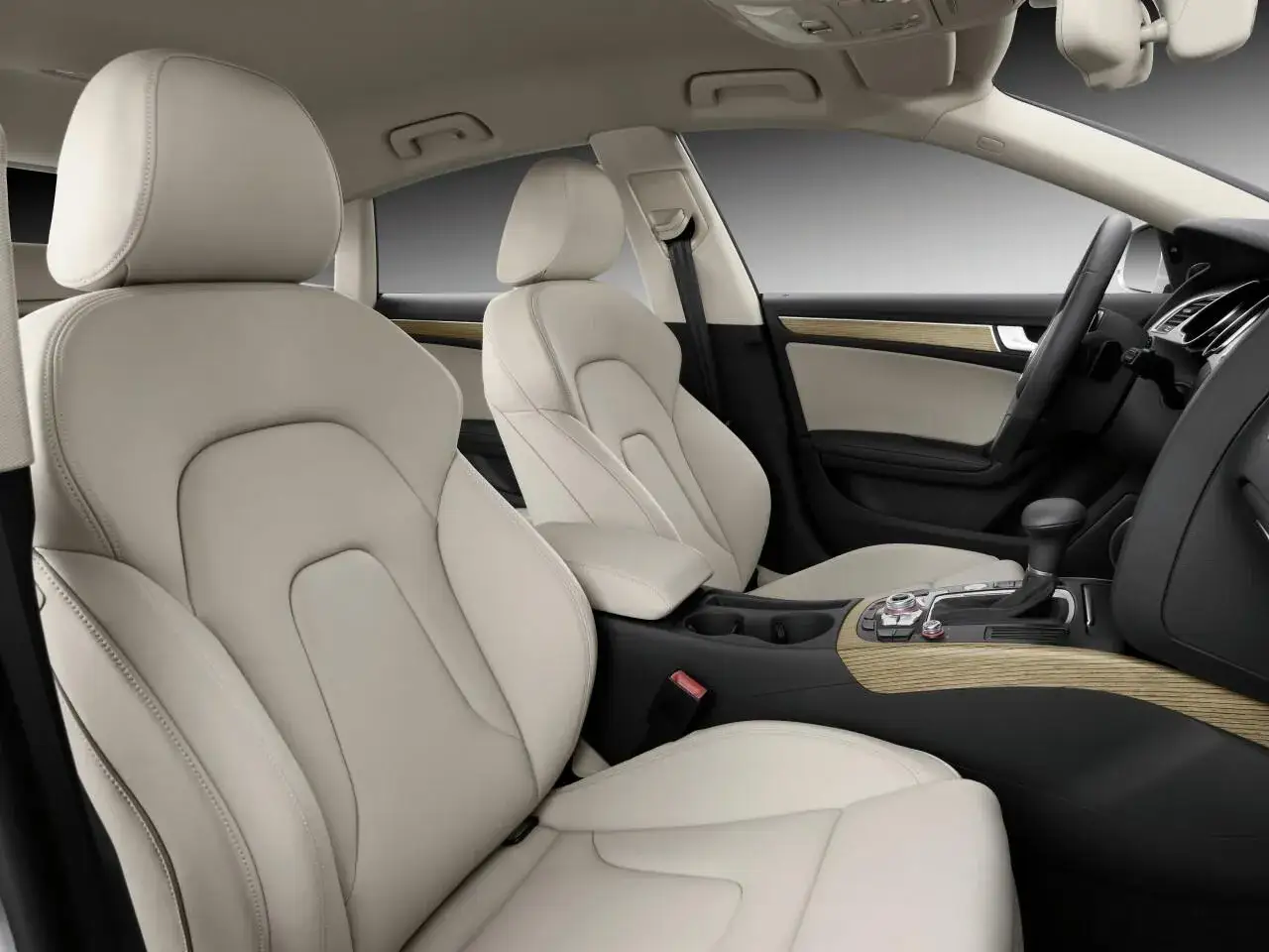 Innenraum eines Autos mit hellen Ledersitzen. Perfekt f&uuml;r die Pflege und das helles leder reinigen.