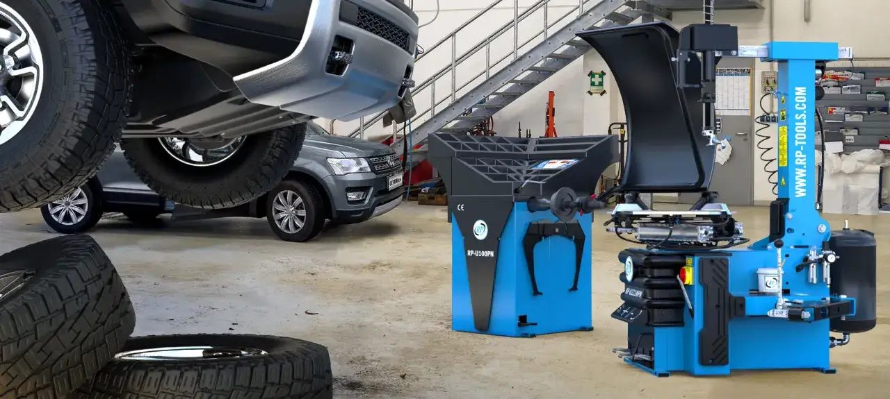 Werkstatt mit Reifenmontagemaschine und Wuchtmaschine. Hier kann man Reifen mit Reifendrucksensor selber wechseln.