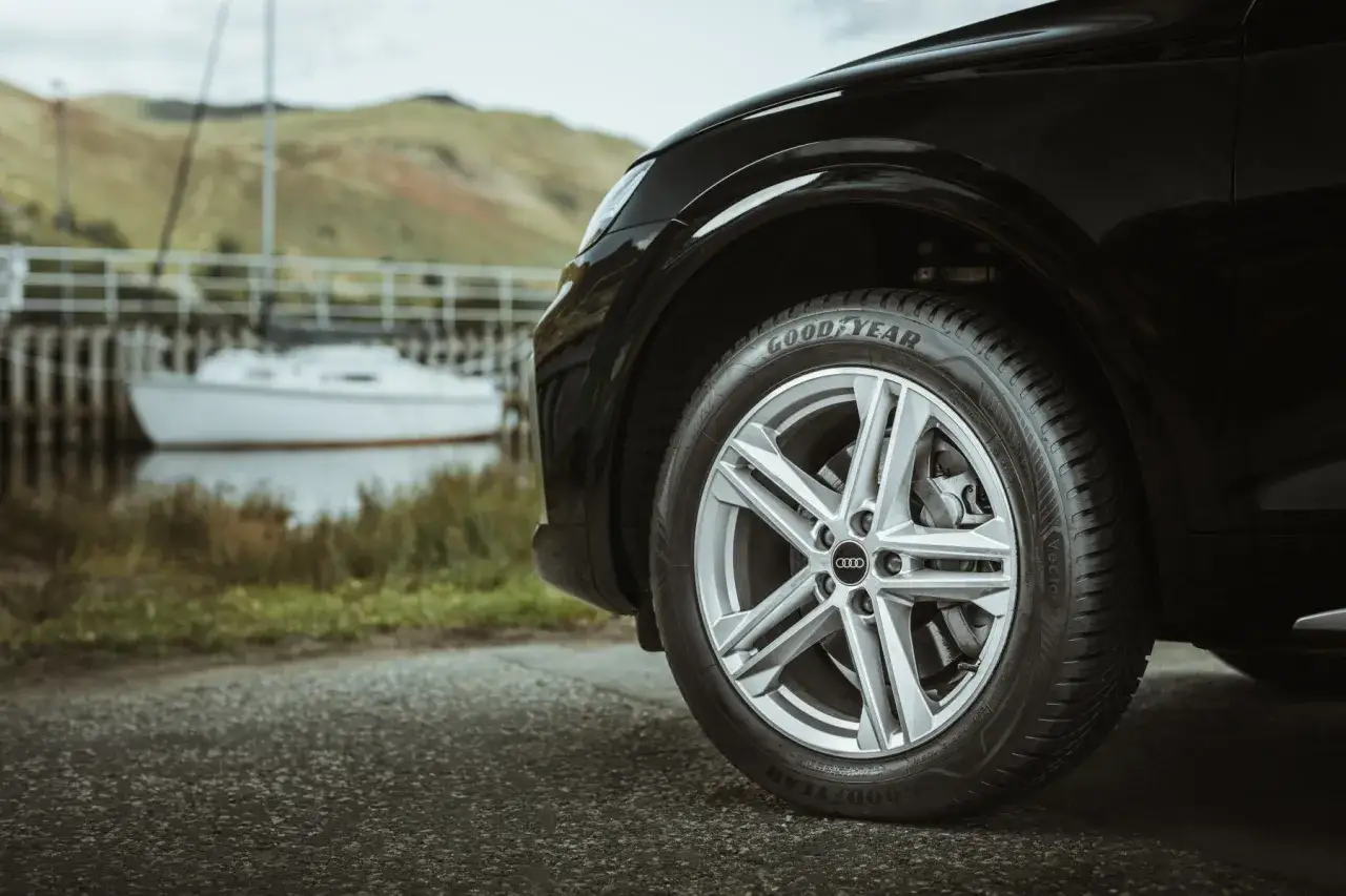 Schwarzer Audi mit Goodyear Vector 4Seasons Gen-3 Reifen am Wasser, bereit für den Test.