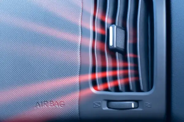 Auto heizung wird nicht warm. Rote Strahlen deuten auf fehlende Wärme aus dem Lüftungsschlitz hin, neben dem AIRBAG-Schriftzug.