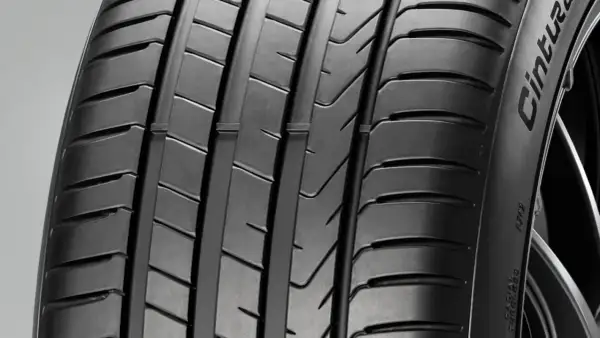 Nahaufnahme eines Motorradreifens mit tiefem Profil. Die Mindestprofiltiefe ist entscheidend für die Sicherheit.