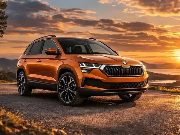 Orange Skoda Karoq 1.5 TSI SUV bei Sonnenuntergang. Trotz der schönen Kulisse gibt es Berichte über Skoda Karoq 1.5 TSI Probleme.