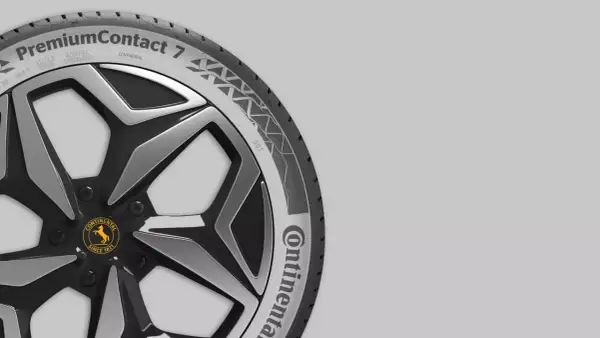 Continental PremiumContact 7 Reifen mit stylischem Felgendesign. DOT-Kennzeichnung sichtbar.