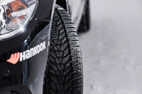 Hankook Kinergy 4S2 Reifen im Test auf Schnee. Das Profil zeigt gute Traktion bei winterlichen Bedingungen.