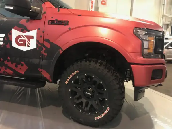 Roter Ford F-150 mit auffälligem Design und General Grabber AT3 Reifen.