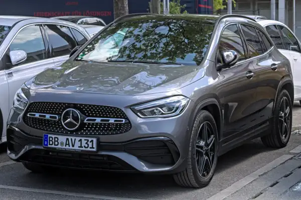Grauer Mercedes GLA 180, der auf der Straße parkt. Mögliche Probleme mit dem Fahrzeug sind nicht sichtbar.