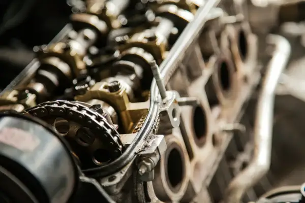 Detailaufnahme eines Motors mit Nockenwelle und Steuerkette. Möglicherweise die Ursache, warum das auto vibriert beim fahren.
