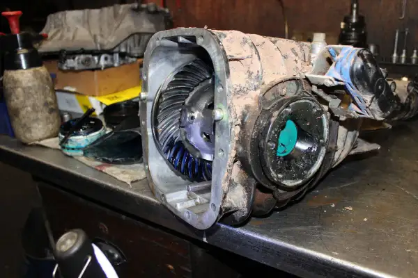 Zerlegtes Differential mit Zahnrädern und Fett. Ein Blick auf die Teile, die für das Getriebe wechseln Kosten relevant sind.