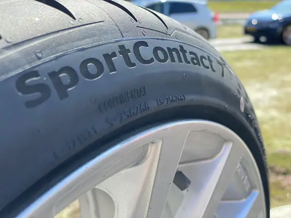 Nahaufnahme eines Continental SportContact 7 Reifens, bereit für einen Test auf der Rennstrecke.