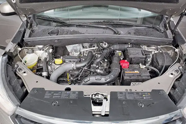 Motorraum eines Dacia Lodgy. Mögliche Dacia Lodgy Probleme könnten hier ihren Ursprung haben, wie z.B. am Motor oder der Batterie.