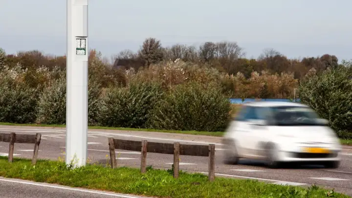 Ein Blitzer in den Niederlanden erfasst ein vorbeifahrendes Auto.